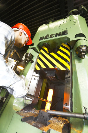 Freiformschmieden von Rund- auf Flachmaterial